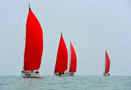 拍摄地:奥帆中心作品说明:ccor掠影,红色为帆船的球帆