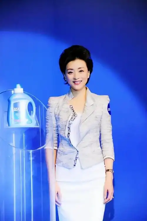 娱乐圈的新闻女主播_央视金牌主持人杨澜直播带货被骂:"割冰屋不养牛