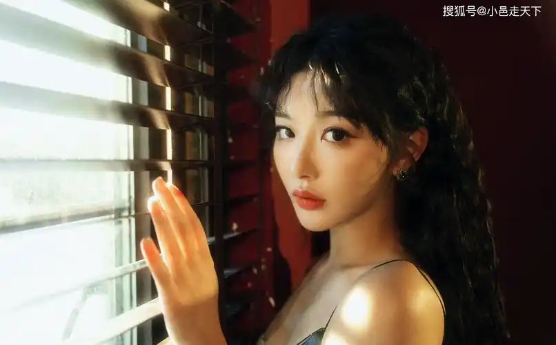 孔雪儿夏日露肩性感写真