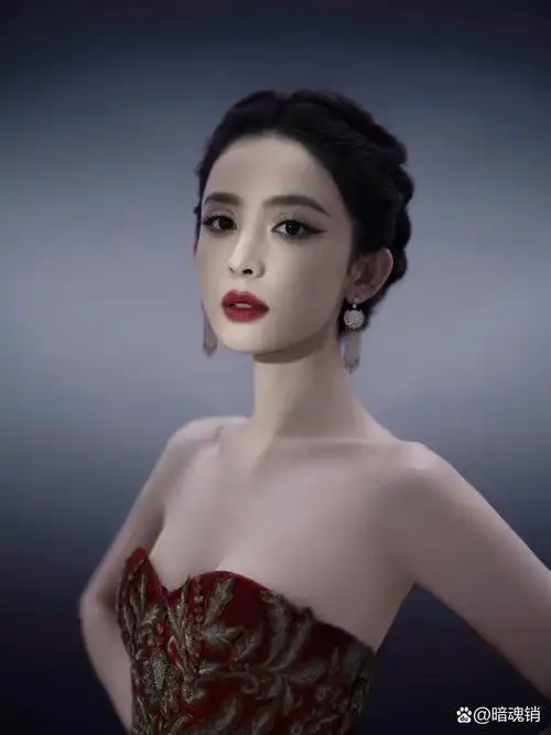 古力娜扎一身marchesa 2013秋冬系列红色抹胸刺绣长裙参加智族gq创意