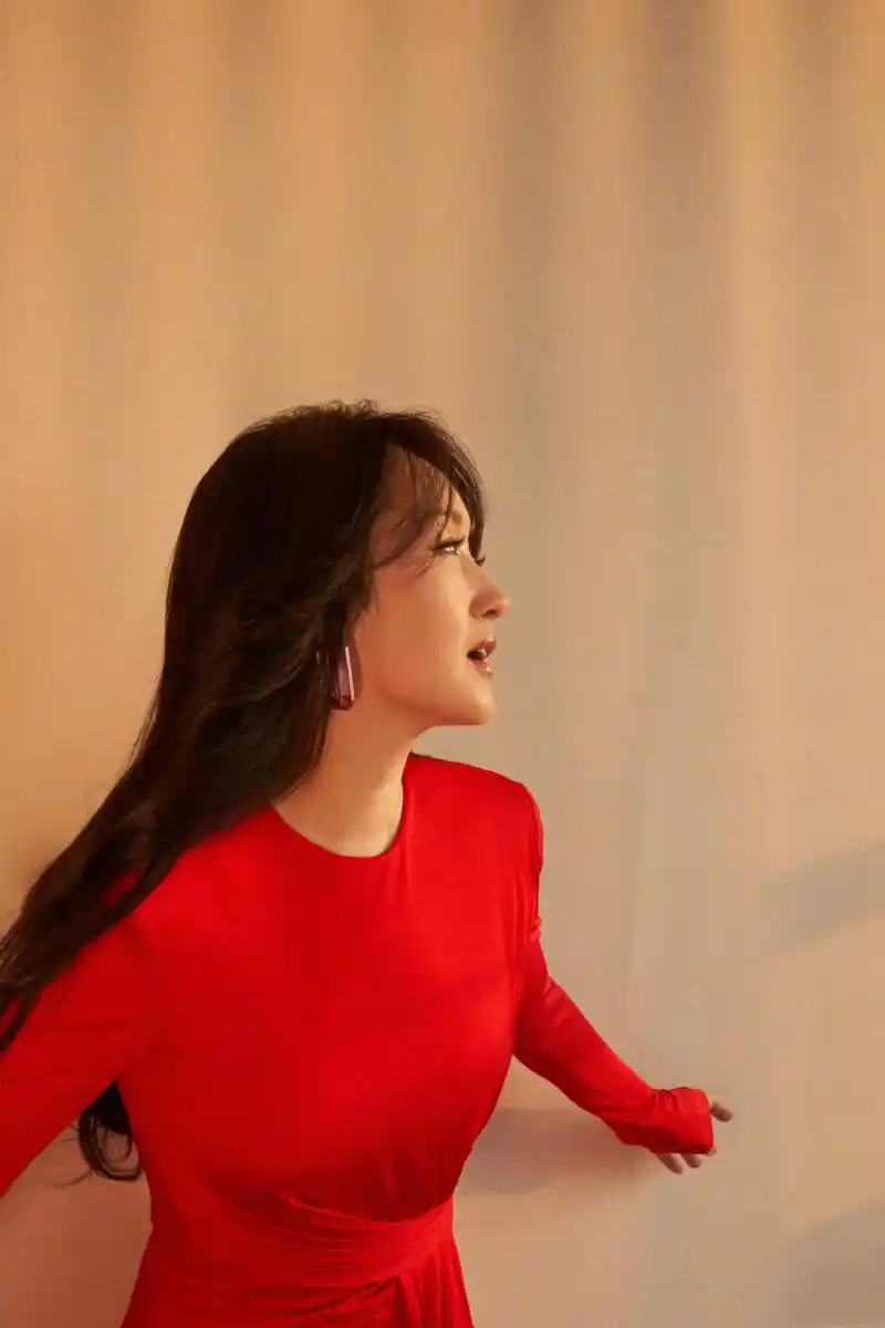 杨钰莹红裙壁纸图集