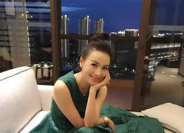 从酒窝女神到资产过亿的微商女王,51岁张庭穿吊带裙颜值高气场强