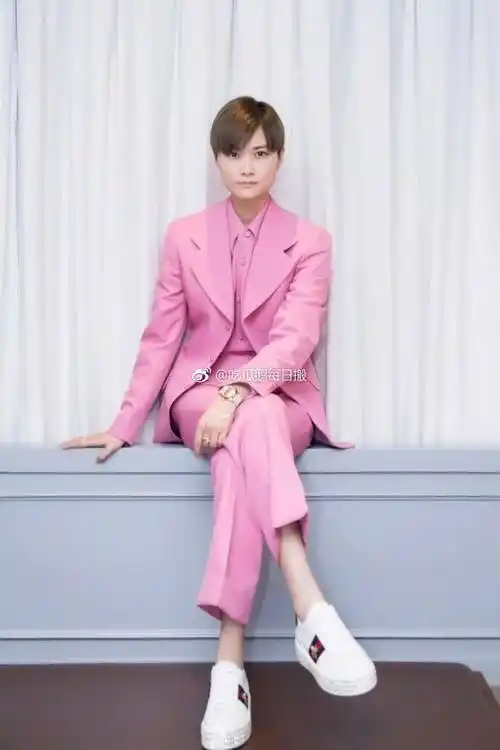 女明星的粉色西装