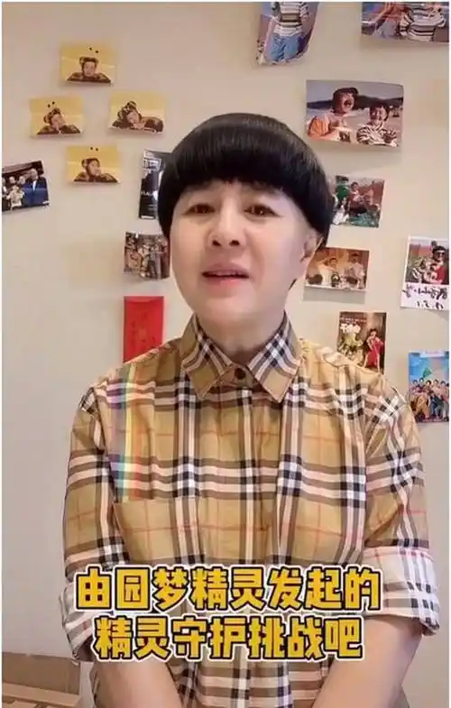 衣袖被刘纯燕挽至手肘处,白皙的小臂露在了镜头当中,突然间觉得她好似