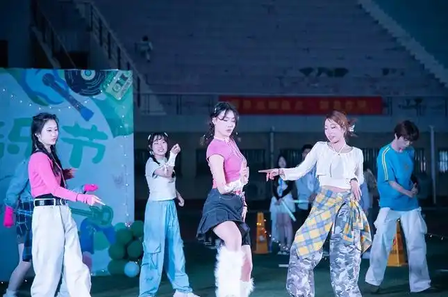 铜心筑梦炫彩青春铜陵学院举办草坪音乐节