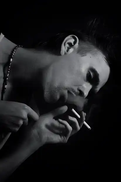 轻人黑色背景上抽烟