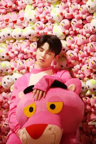 黄明昊《极限挑战》预告,化身可爱粉红豹,在线求"爱的抱抱"