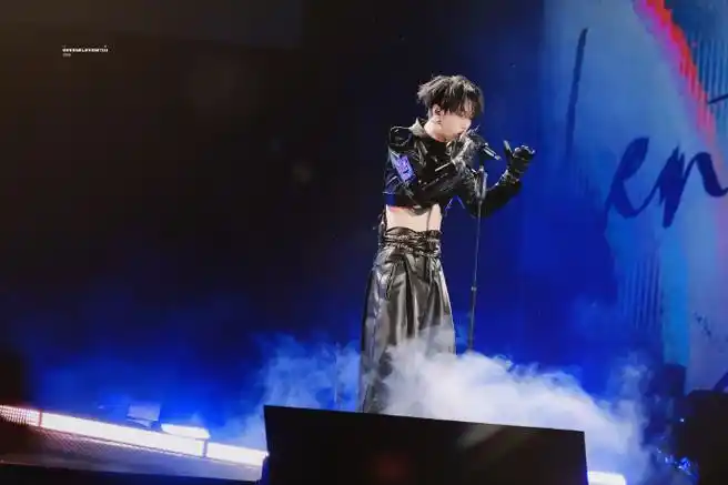 大屏上的严浩翔##严浩翔用rap串联所有自己的歌##严浩翔solo舞台露腰