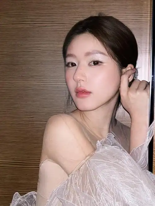 赵露思卸妆自拍##赵露思爆闪眼妆