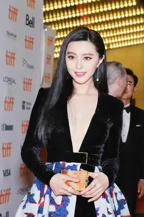 范冰冰果然敢穿,一袭高定裙深v领开到腰,黑长直发型高贵典雅_网易订阅