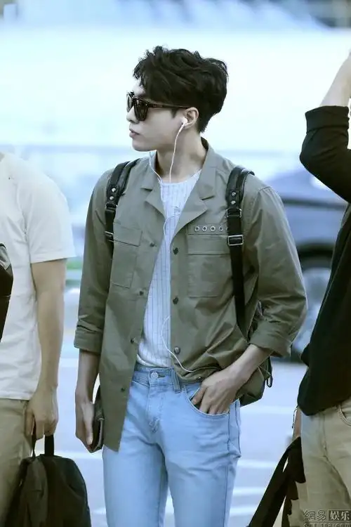 张艺兴复古风现身机场