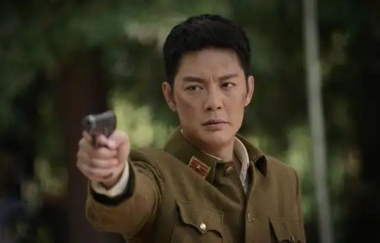 夏侯镔,张澎澎,王霏,杨山等联袂主演的近代悬疑剧《铁核桃》正在横店