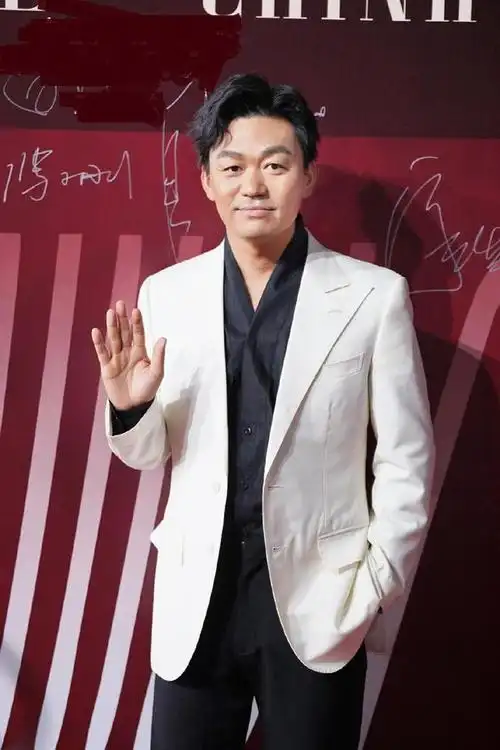 选好衬衫很关键,让你的气质更利落草根出身的王宝强其实身高并不高挑