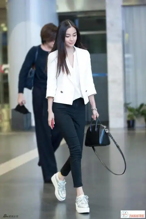 明星街拍angelababy杨颖大方展示素颜一面却意外被好身材抢镜