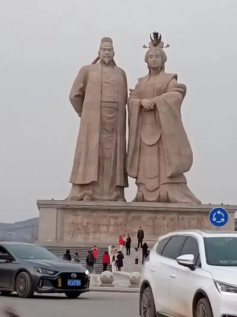 原来乾县瓜婆凌埋的是李治和武则天,我就不明白了,为什么要把李 - 抖