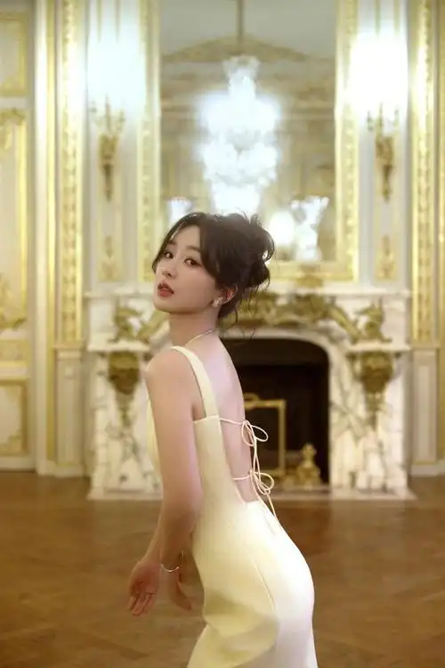 杨紫这套宫廷风写真尽显性感小女人味