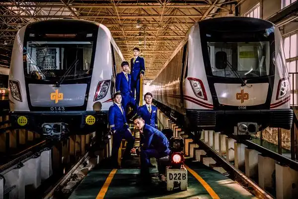 郑州地铁乘务员宣传照堪比大片为帅哥哥打call