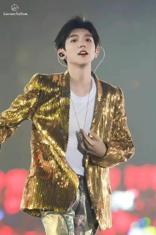 王源工作室发布了他创作时的新照片……__财经头条