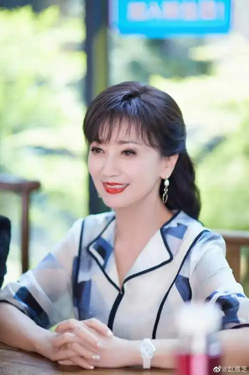 68岁赵雅芝真年轻,穿印花长裙扎半马尾,温柔端庄又优雅!插图3