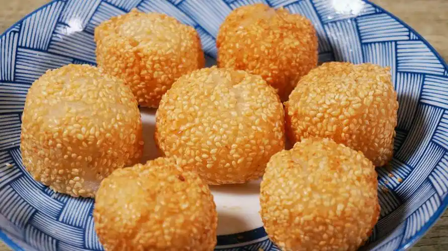 一道非常火的小吃"空心麻团",教你在家做,味道特别棒!