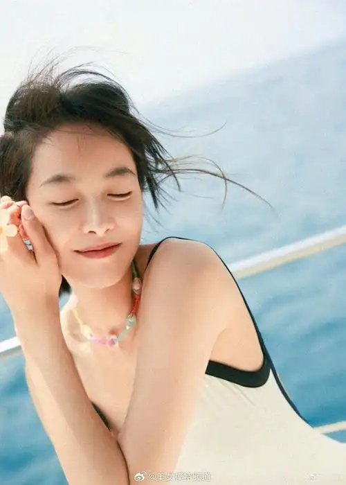 宋茜海边写真照太美了开心摆pose好有活力
