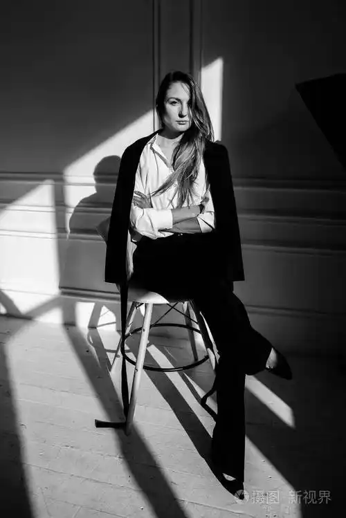 时尚女孩黑白照