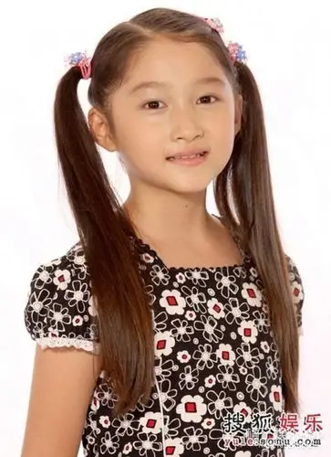 娱乐快讯关晓彤童年照片合集每一张都超可爱哦