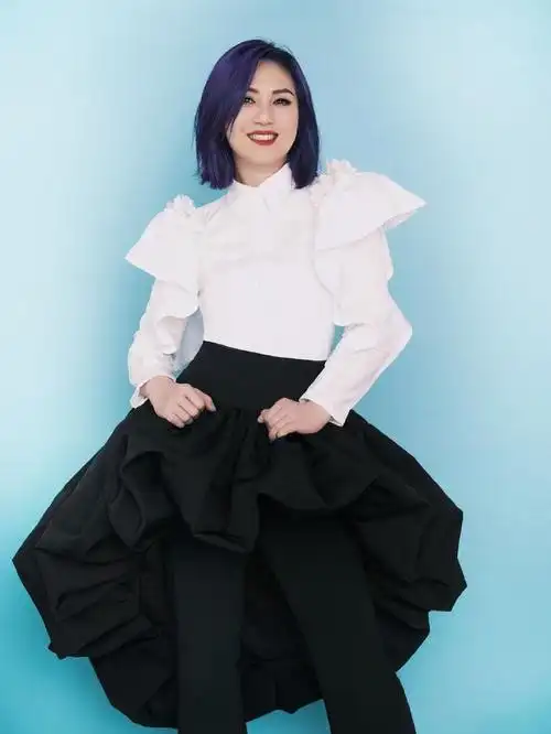 杨千嬅白色衬衫搭配黑裙,身处于光影之中,意境十足.