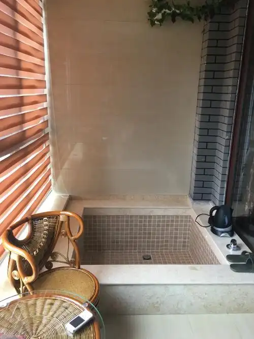 阳台上的泡池:泡泡温泉,喝喝温泉水,躺在藤椅上晒晒太阳,真是人间美事