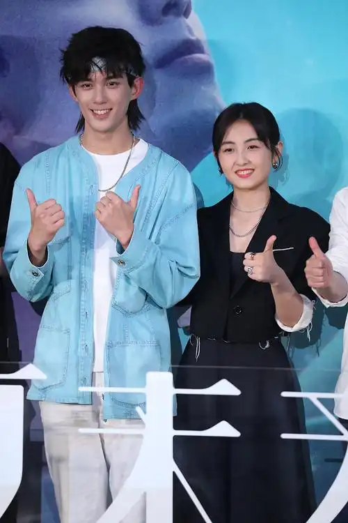 两人同框养眼cp引期待.吴磊张子枫同框cp感满满.吴磊张子枫.