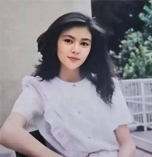 "第一美女"关之琳:19岁结婚,20岁离婚,38年爱了6个顶级富豪_爱情_美貌