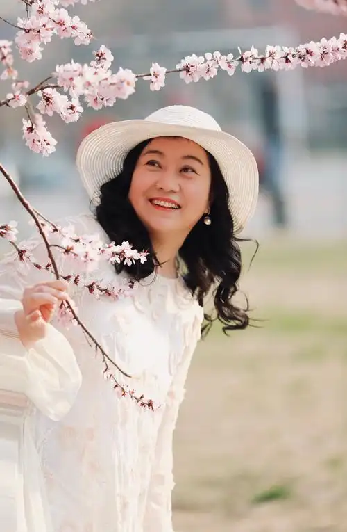 女人五十美是静悄悄的,在自己温文的举止中蕴籍着温暖,笑容总是洋溢着