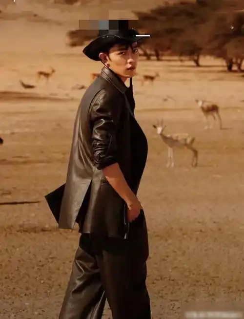 肖战时尚芭莎杂志来袭一身黑色皮衣酷劲十足真是行走的衣服架子