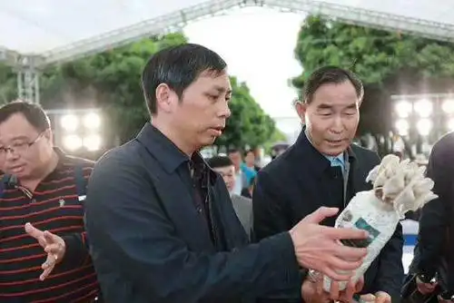 李一平所长给嘉宾介绍蚕桑展品