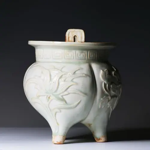 宋代汝窑缠枝纹三足香炉