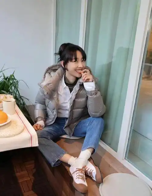 白百何短羽绒服叠穿白衬衫配牛仔裤休闲日常简单大方