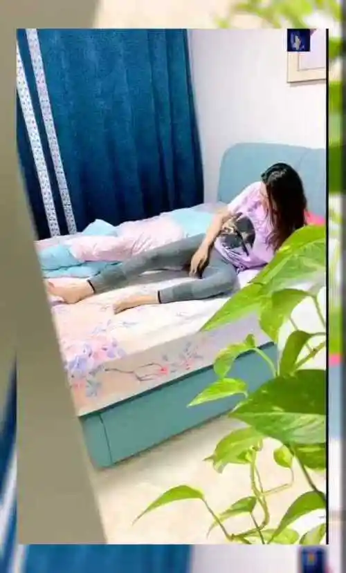 趁着女朋友睡着给她脚底抹牙膏第二天真的有效果