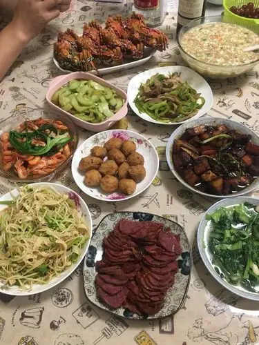 今儿个中秋哦,晚上姑姑一家来我们家吃饭,妈妈做了一桌子的好吃的