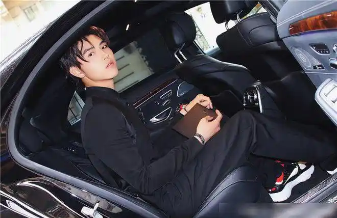 陈飞宇对女生吹烟陈飞宇私下抽烟照真很不道德