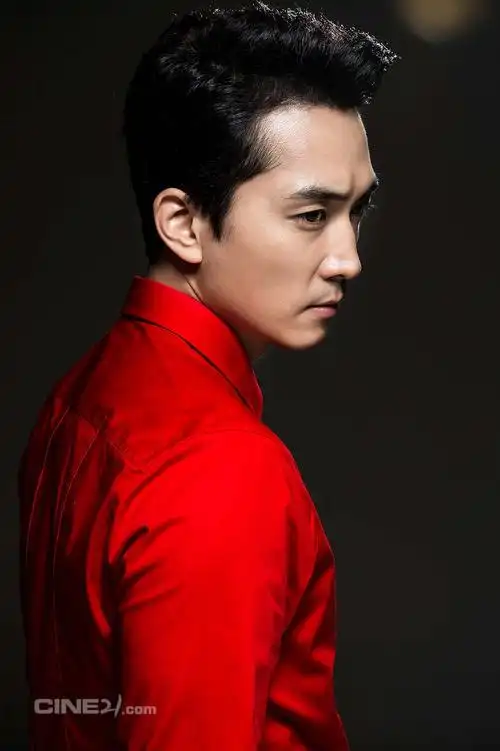 韩星宋承宪曝写真 帅气有型表情犀利魅力不减