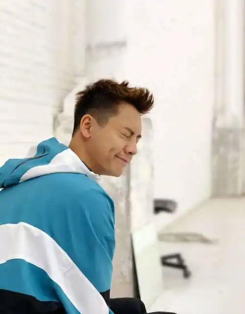 你们更爱陈伟霆留胡须霸气的模样还是那清秀的脸庞?_照片_剧照_时尚