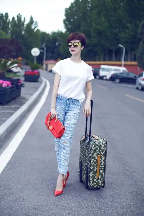 金巧巧穿低胸裙与粉丝合影显亲切