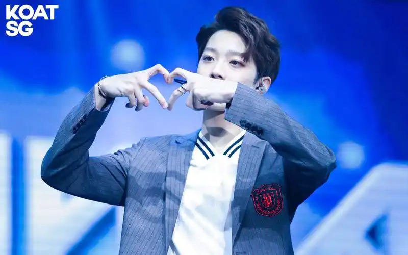 【赖冠霖】20171004 香港fm赖冠霖个人直拍饭拍focus 真的好喜欢校服