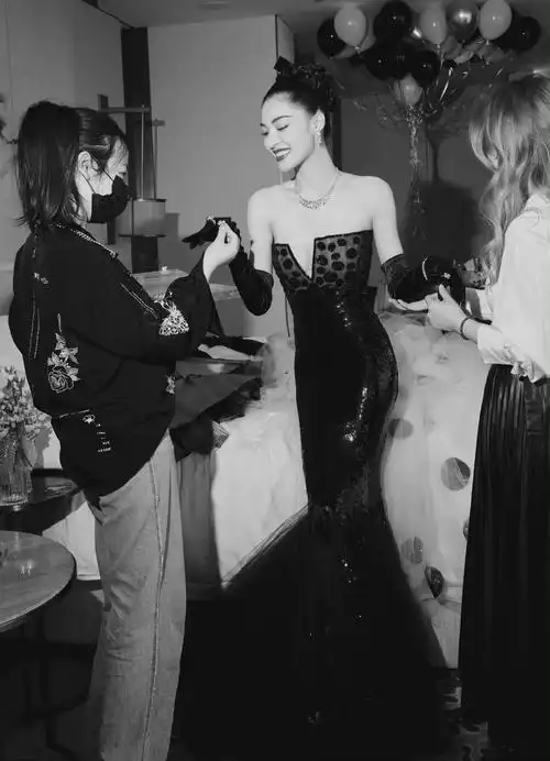 钟楚曦时尚芭莎晚宴造型图 黑白波点鱼尾裙性感优雅,氛围感拉满!