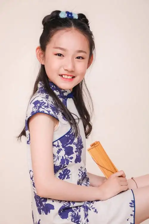 小孙宝长成大姑娘了,今年11岁了,提前送给她一套艺术照,奶奶爱你祝