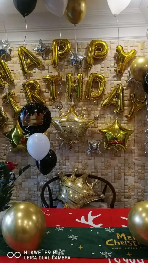 爸爸妈妈布置了温馨的生日场景