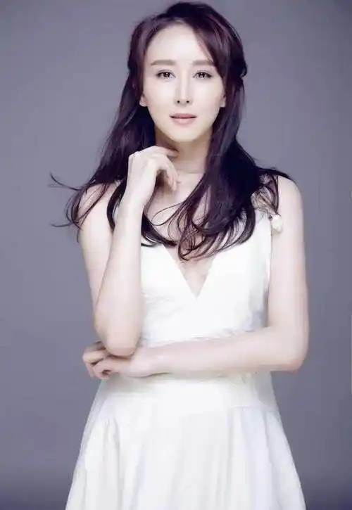 作为中戏明星班的一员,胡静的星途一直走得很静,不像章子怡,刘烨那般