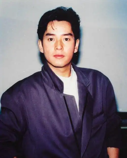 谭咏麟:哄妻子丁克15年,却和19岁情妇生子,多年后追悔莫及