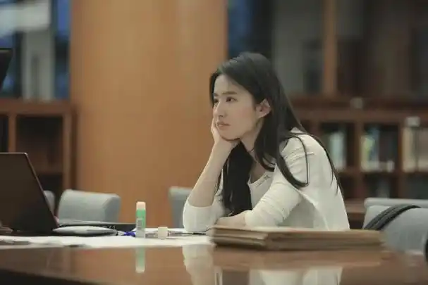 刘亦菲,1987年出生于武汉,女演员,歌手,毕业于北京电影学院.