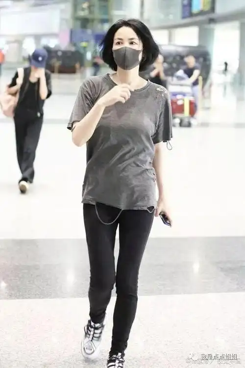 女歌手王菲现身留短发戴口罩肤白貌美穿破洞牛仔裤新潮时尚